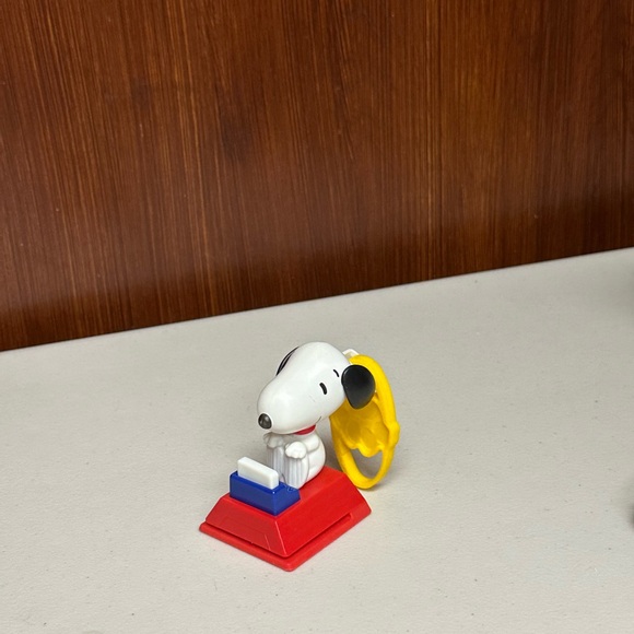 Mc Donald’s 2018 Peanuts Worldwide Snoopy Toy figure - Picture 3 of 9